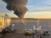 Un avión de UPS explota durante el despegue en un aeropuerto de Kentucky, provocando una columna de humo y múltiples heridos.