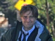 Robert Pattinson luce un espectacular ojo morado cuando se le ve por primera vez en el set de la próxima película sobre atracos Here Comes the Flood en Nueva Jersey.