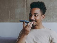 Los británicos de la Generación Z envían notas de voz durante más de 12 minutos, pero sus amigos tampoco escuchan