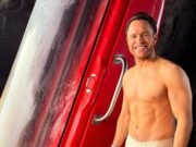Olly Moores muestra sus abdominales cincelados mientras posa con un pequeño par de Speedos durante un viaje a Orlando con su mejor amigo Mark Wright.