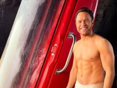 Olly Moores muestra sus abdominales cincelados mientras posa con un pequeño par de Speedos durante un viaje a Orlando con su mejor amigo Mark Wright.