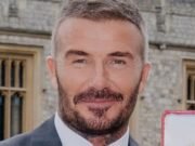 ¡Levanta como (Señor) Beckham! David añadió un poco de altura a su look con zapatos de “tacón” mientras luchaba con los altísimos tacones de su esposa Victoria durante el photocall de Knighthood.