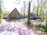 Martin Clunes parece dispuesto a perder una batalla de planificación de tres años con vecinos hippies que quieren convertir su parcela boscosa en un sitio turístico permanente.