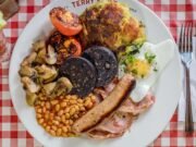 El creciente costo de su desayuno inglés completo: cómo el gran café frito británico está amenazado por el gobierno de Keir Starmer a medida que aumenta el precio de los huevos, las salchichas y el té