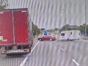 MOMENTO DE PARADA EL CORAZÓN EL CONDUCTOR PIERDE EL CONTROL DE SU TRANSPORTADORA – DESAPARECE A TRAVÉS DE LA AUTOPISTA