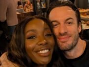 AJ Odudu hizo una exhibición de amor con su apuesto prometido Peter Gibson mientras compartía una foto de la pareja juntos después de revelar que sus planes de boda están actualmente en suspenso.