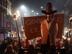 Los británicos acuden en masa a las celebraciones de la Noche de las Hogueras en todo el país, con efigies de Keir Starmer y Trump quemadas