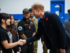 El Príncipe Harry se reúne con las tropas de reserva canadienses mientras se embarca en un viaje pseudo-real, luego de afirmaciones de que está tratando de eclipsar la visita de William a Brasil.