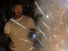 Sir David Beckham corre a cubrirse mientras los fuegos artificiales explotan frente a él mientras Victoria grita “¡Cuidado!”