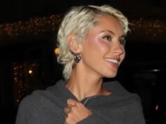 Iris Law hace una exhibición de piernas largas con un minivestido verde ceñido mientras está de fiesta en la fiesta de The Running Man del evento de moda.