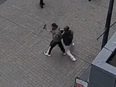 El momento dramático es el del héroe en movimiento que se enfrenta a un atacante con una pala en el corazón de la ciudad.