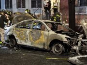 Un coche explota en un círculo de fuego en una calle de Nueva York, hiriendo a siete bomberos