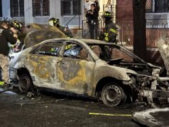 Un coche explota en un círculo de fuego en una calle de Nueva York, hiriendo a siete bomberos