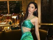 La reina de belleza ucraniana se cae mientras la presentan en el escenario durante la final de Miss Tierra