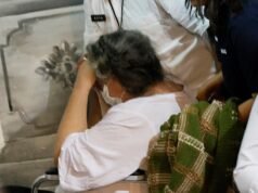 La mula británica condenada a muerte, Gran Lindsay Sandiford, aparece en la fotografía siendo sacada de prisión mientras se prepara para volar a casa desde Bali hoy después de escapar de un pelotón de fusilamiento.