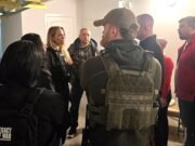 A la guía de Angelina Jolie se le ordenó registrarse en la oficina de reclutamiento mientras se dirige al frente ucraniano, y “su familia ya no puede contactarla”