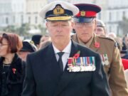 La policía acusa al ‘falso almirante’ Jonathan Carley después de provocar indignación días después de aparecer en un evento del Domingo del Recuerdo con un cofre lleno de medallas sospechosas.