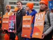 El apoyo de los médicos residentes a la huelga se desvanece a medida que se presentan más personas para trabajar que las huelgas anteriores, dicen los líderes de salud