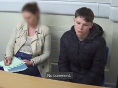 Momentos “contados” El trabajador de una guardería adolescente, de 18 años, responde “sin comentarios” a las preguntas de la policía mientras está encarcelado por violar y abusar sexualmente de niños menores de tres años.