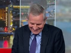 Momento hilarante: el veterano locutor de noticias de la BBC se echa a reír por la insinuación del árbol de Navidad sobre que el ‘pequeño’ se levanta el fin de semana.