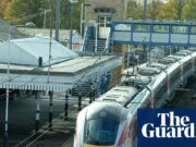 Apuñalamiento en un tren de Cambridgeshire: un miembro del personal ‘heroico’ de LNER sufre ‘heridas que ponen en peligro su vida’ | noticias del reino unido