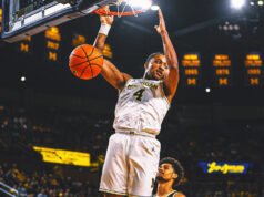 El No. 7 Michigan logra un récord en la primera mitad en la goleada sobre Oakland