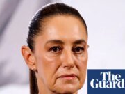 Un hombre le da la mano al presidente mexicano mientras habla con los ciudadanos en la calle Claudia Shinbaum