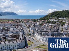 Hombre de 64 años arrestado tras informes de que vestía “falso” como contraalmirante en un evento conmemorativo en Wales Wells