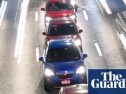 Afirmaciones falsas sobre las normas de circulación australianas sobre faros generados por IA y noticias australianas difundidas en Google