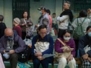 Los dolientes presentan sus respetos a las víctimas del incendio de un apartamento en Hong Kong