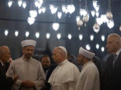 ¿Rezó el Papa León en la Mezquita Azul de Estambul? Al menos no visiblemente.