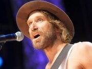 El cantante Todd Snyder hospitalizado en Utah después de su arresto y gira cancelada