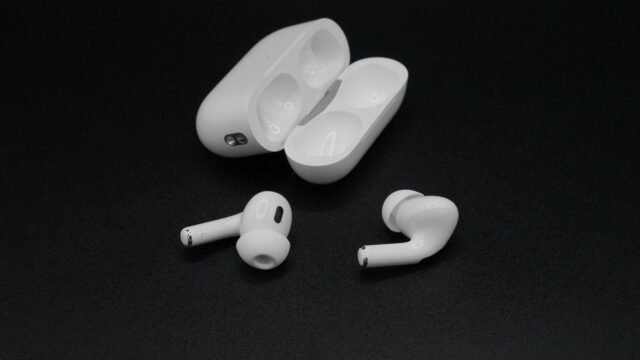 65745-137696-64329-134042-50478-99481-AirPods-Pro-2-with-case-xl-xl-xl.jpg
