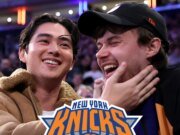 El coprotagonista de ‘Summer I Turned Pretty’, Sean Coffman, besa a Christopher Briney en el partido de los Knicks