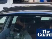 Después de que arrestaron al padre, agentes de inmigración estadounidenses armados se llevaron al niño Inmigración de EE.UU.