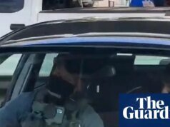 Después de que arrestaron al padre, agentes de inmigración estadounidenses armados se llevaron al niño Inmigración de EE.UU.