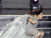 La reina de belleza ucraniana fue captada en video cayendo durante Miss Tierra 2025