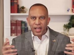 Hakeem Jeffries dice que los republicanos están tratando el cierre como si fuera un feriado financiado con impuestos