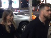 Taylor Swift y Travis Kelce se dan la mano en una cena