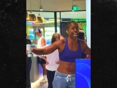 La cantante Tish Hyman dice que la expulsaron del Gold’s Gym por quejarse de los hombres en el vestuario de mujeres.