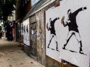 El hombre que le arrojó un sándwich a un agente federal dijo que era una protesta. Los fiscales dicen que es un delito.