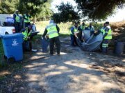 Mientras los campistas se dirigían al hotel, Fremont comenzó a limpiar el campamento para personas sin hogar.