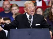 Lou Holtz critica a los demócratas por el prolongado enfrentamiento por el cierre del gobierno