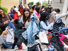 Los compradores locales acuden en masa a South Bay en busca de pequeñas empresas el sábado