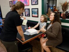 Los restaurantes del Área de la Bahía ofrecen comidas gratis a familias agradecidas de SNAP, inundadas de donaciones – The Mercury News