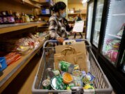 Se congelan los pagos de SNAP, hay incertidumbre a medida que se duplican las filas en las despensas de alimentos del Área de la Bahía