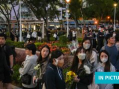 Los hongkoneses lloran en el lugar del incendio de Tai Po; La policía no encontró ningún cuerpo en el barrido de 2 cuadras.