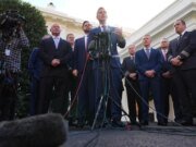 Tribunal bloquea nuevas reglas que permiten a inmigrantes obtener licencias de conducir comerciales – The Mercury News