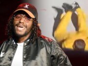 El video muestra al cantante de R&B Lloyd en el escenario.