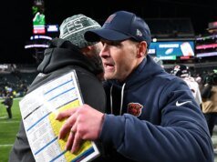 Ben Johnson celebra la victoria de los Bears sobre los Eagles sin camisa en un video salvaje